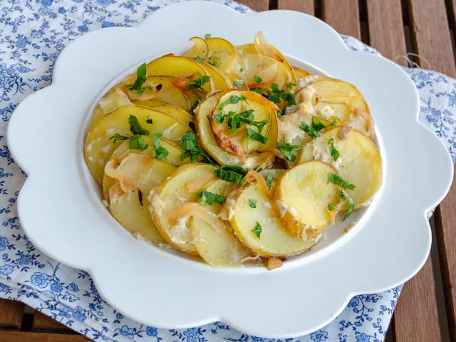 Fırında Kremalı Soğanlı Patates